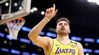 Luka Dončić scores 31 after a big 1st quarter, and the Lakers rout the depleted Nuggets 120-108