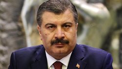 Farkediyorum ki ,  bazı insanların gözleri neden diğerinden daha küçük veya büyük , daha aşağıya doğru oluyor , bu hastalık mı ?