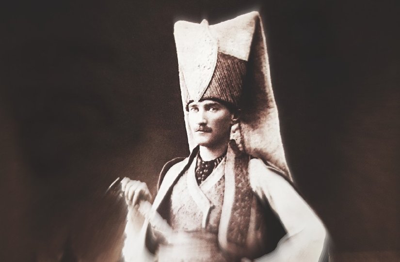 Mustafa Kemal Atatürk’ün Sofya da katıldığı bir kıyafet balosunda yeniçeri kıyafetiyle verdiği poz. Elbette ki Atatürk’ün yeniçeri kıyafetini bu baloda kullanması açıkça bir mesaj veriyordu.