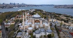 Earthquake Shakes Istanbul Triggers Panic And Gridlock