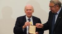 James Watson, Nobel Prize-winning co-discoverer of DNA’s double-helix structure, dead at 97