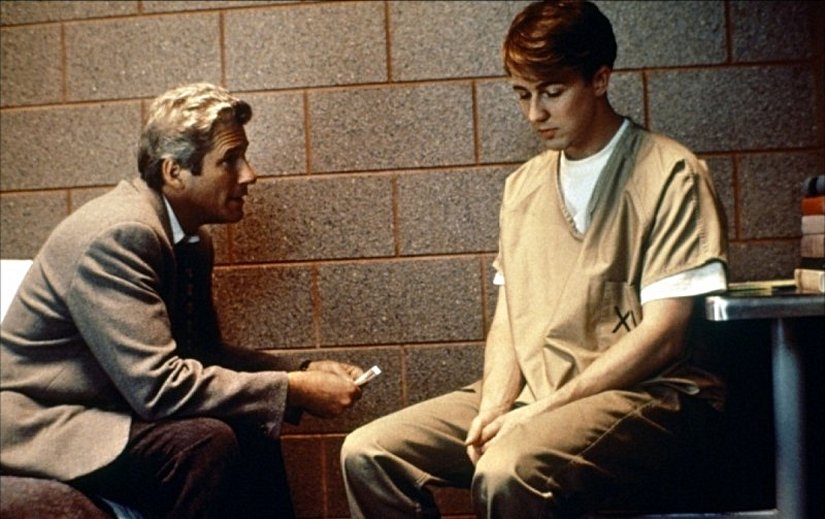 Hukuk sadece yazılı kaynaklardan ibaret değildir. Sosyolojik, psikolojik ve politik açıdan bir bütünlük oluşturur. Ünlü bir rahibin öldürülmesi ile bu durumdan etkilenen bir sanığın ruh hali, hukuksal olarak pozisyonu ve bulunduğu çevre ile olan durumu anlatılır.