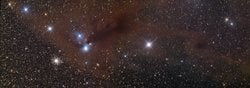 Corona Australis Boyunca Yıldızlar ve Toz