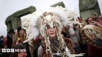 Thousands welcome winter solstice as Sun rises over Stonehenge