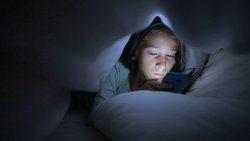 Geceleri Akıllı Telefon Kullanımına Bağlı Geçici Görüş Kaybı!