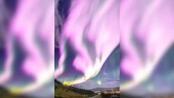 Güneş fırtınası, Dünya'nın manyetosferinde bir delik açarak son derece nadir pembe auroraları tetikledi.