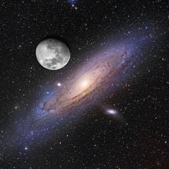 Andromeda Üzerindeki Ay