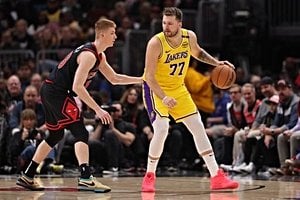 Lakers And Bulls Clash In Chicago As Streaks And Star Power Collide