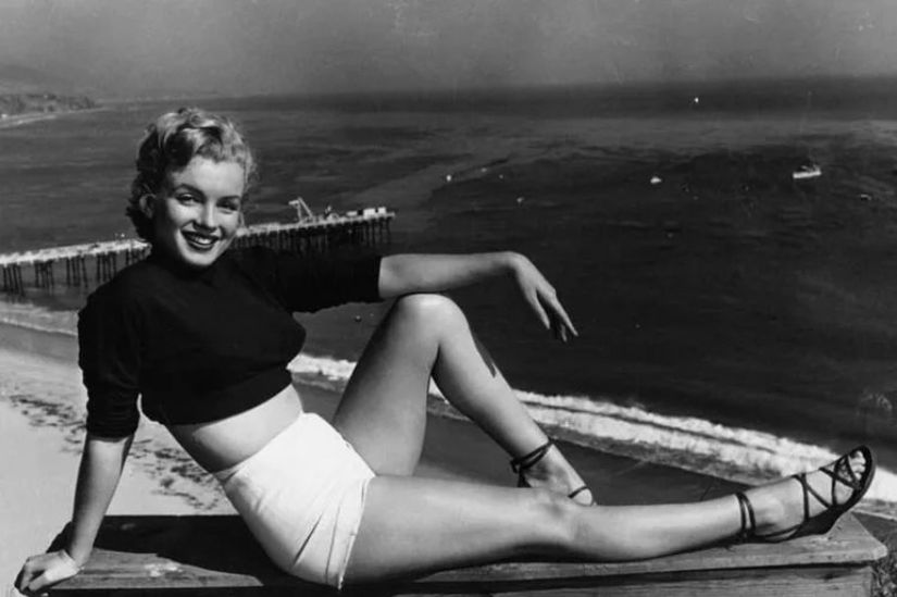Bipolar hastası ünlüler listemizde yer alan bir diğer isim Marilyn Monroe’nun hayatına baktığımızda Hollywood dünyasının hiç de dışarıdan göründüğü gibi olmadığını anlıyoruz. Hollywood sineması tarafından adeta bir seks objesi hâline getirilen Marilyn Monroe, aslında bu durumdan hiç hoşnut değildi. Hatta Monroe, son yıllarında bu imajdan kurtulmak için elinden geleni de yapmıştı. Ölümü hâlâ şüpheli olan Monroe, o dönemki doktorunun tanısına göre ağır bir bipolar bozukluk geçiriyordu. Sürekli meydana gelen ruh hâli değişiklikleri ise Marilyn Monroe’nun alkol ve uyuşturucu bağımlılığını daha da ileriye taşıyordu. Ta ki henüz 36 yaşında aşırı doz nedeniyle hayatını kaybedene kadar…