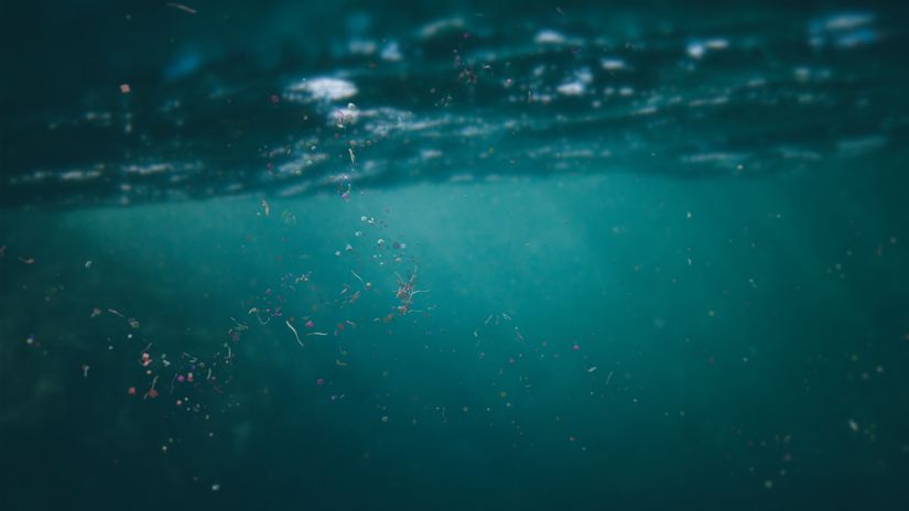 Denizlerdeki mikroplastik birikimini gösteren bir fotoğraf.