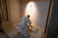 Leone XIV a Santa Maria Maggiore prega sulla tomba di Papa Francesco - Vatican News