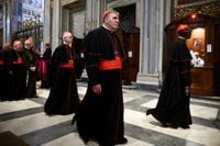 Conclave começa com missa solene e procissão para a Capela Sistina