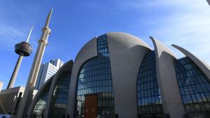 President Steinmeier Visits Historic Mosque For Ramadan Iftar