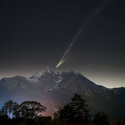Lomnický Zirvesi’nin Ötesinde Kuyrukluyıldız Lemmon