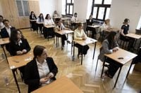 Matura z matematyki 2025. Arkusz CKE i rozwiązania opublikujemy 6 maja w tym artykule. Jak poradzili sobie uczniowie? Opinie i relacje