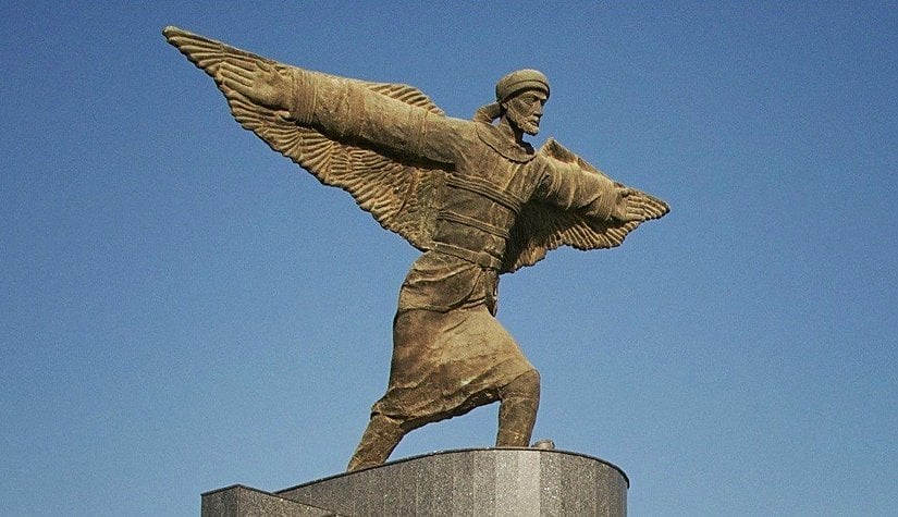 Abbas İbn Firnas'ın bir heykeli