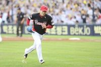 양현종이 15년 만에 겪은 당혹스러운 경기… 손쓰지 못한 KIA 14점차 참패, LG는 KS 직행 향해 재시동 [잠실 게임노트]