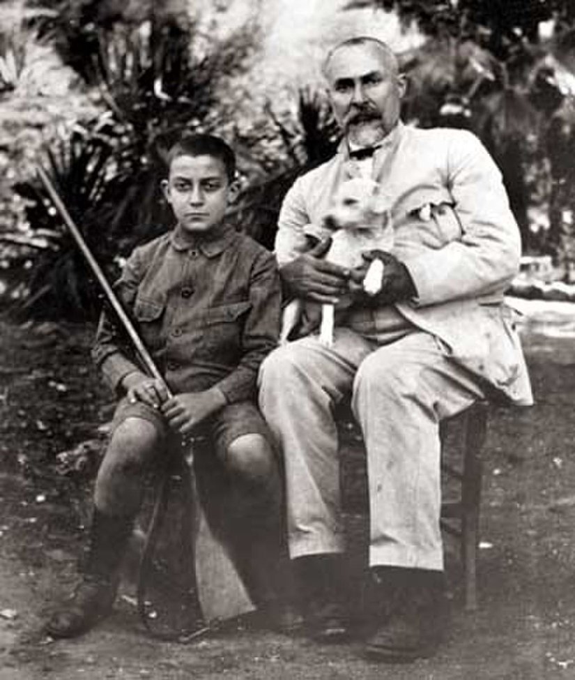 İtalya’nın Palermo şehrinde dünyaya gelen Ferro 1901 yılında New York’a yerleşir. Burada haraç almaya başlar ve hızla büyüyen bir mafya babası haline gelir. 1909 yılında polisi öldürme suçundan tutuklanan Ferro hapistan kaçarak Sicilya’ya döner. “Babaların babası” lakabıyla bilinen Ferro 1929 yılında tekraradan yakalanır ve bu sefer 50 yıl hapis cezasına çarptırılır. Hapishanede lüks bir koğuşta oldukça rahat yaşar. Amerikan askerleri İtalya’yı işgal ettiğinde tüm mahkumlar serbest bırakılır. Ancak Ferro hapishanede unutulur ve susuzluktan ölür.