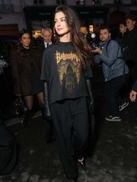 Anne Hathaway Turned Up For the New Balenciaga - Go Fug Yourself