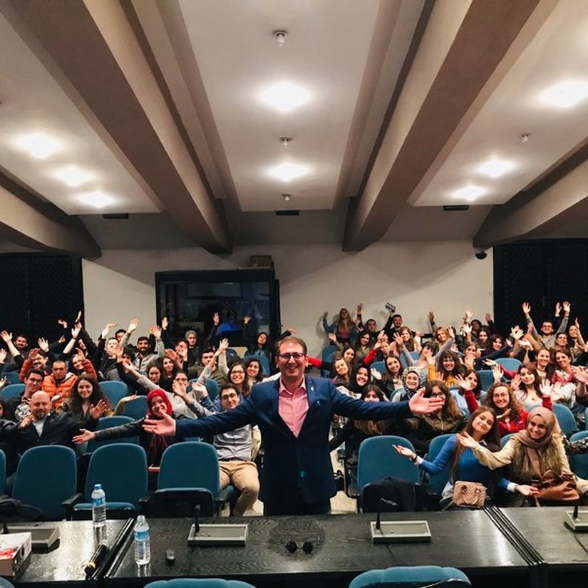 Rektörlük tarafından önerilen alternatif mekanlardan birisi olan MM25 amfisi. Bu amfinin kapasitesi 200 kişiden azdır. Etkinliğimizin 1250 kişilik olacağını hatırlatmak isteriz. Bu fotoğraf, Dr. Kök'e gönderilen e-postada yer almamaktadır; kamuoyunu bilgilendirmek adına eklenmiştir.