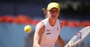 Iga Świątek Dominates Cocciaretto In Rome