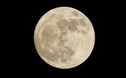 Bilim İnsanları Ay'ın Yüzeyinin Altında Devasa Bir Yapı Keşfettiler