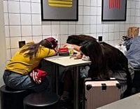 호텔 대신 24시간 맥도날드서 자고 돈 아낀다…中 Z세대의 특이한 여행법