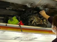 香港航空客机行李架起火　片段显示机舱服务员用樽装水向行李淋水 - RTHK