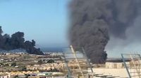 Un incendio en una planta de reciclaje en Almería deja una densa columna de humo negro