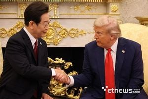 Trump Weighs Brief Korea Visit Before APEC Summit