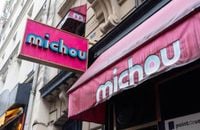 Chez Michou : Gad Elmaleh redonne vie au célèbre cabaret parisien - Elle