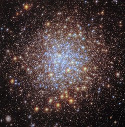 Hubble Teleskobu, Işıltılı Yıldız Kümesini Ultraviyole Işıkta Görüntüledi.