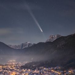 Dolomitler Üzerindeki Tsuchinshan-ATLAS Kuyrukluyıldızı