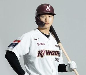 Park Ju-hong Hits First KBO Home Run With Kiwoom Heroes