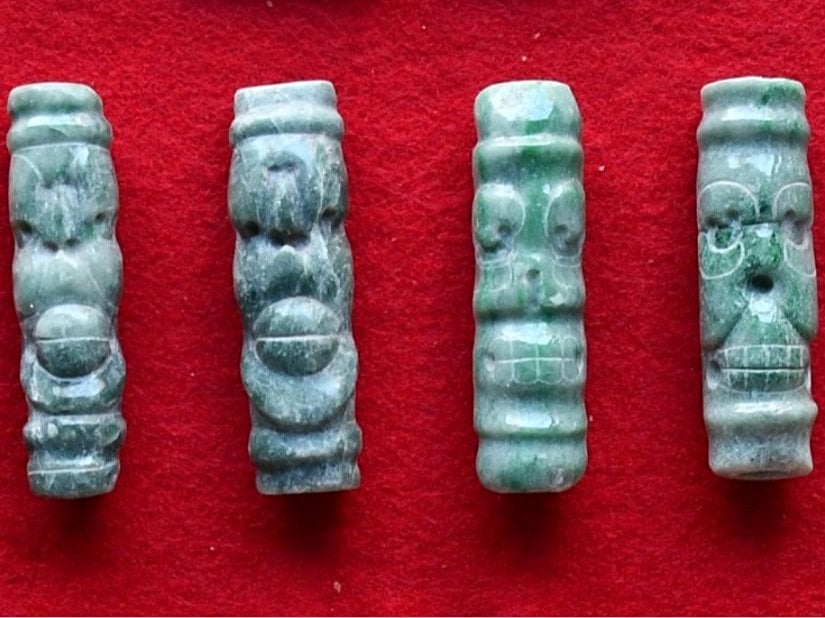 Mezarda bulunan dört yeşim boncuğun üzerindeki desenlerde canlı ve ölü örümcek maymunlarının yüzleri betimlenmiştir.