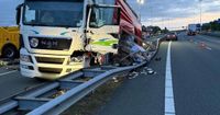 A28 dicht bij Hoevelaken vanwege gekantelde vrachtwagen