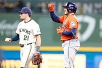 Astros blow out Brewers to get record back to .500