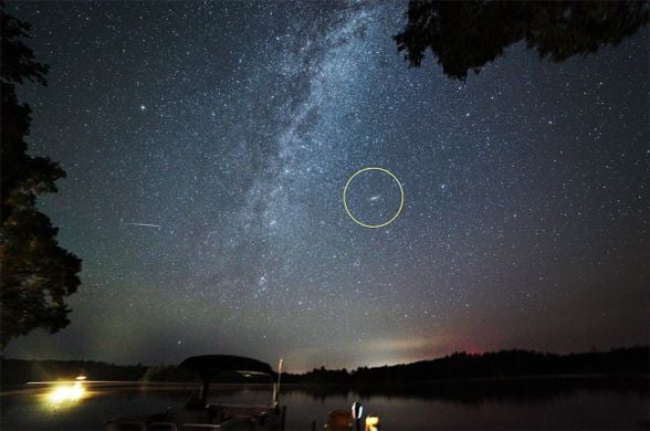 Andromeda, galaksimizin cüce uydularını saymazsak bize en yakın galaksidir ve çıplak göz ile puslu, bulutumsu bir ışık yamasına benzemektedir. Andromeda her geçen saniye bize daha da çok yaklaşıyor ve 4 ila 5 milyar yıl sonra Samanyolu ile çarpışması bekleniyor.