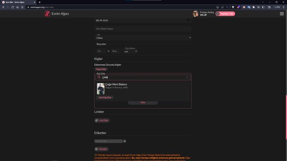 Örnek olarak Çağrı Mert Bakırcı'yı eklemek istediğimizi düşünelim. Daha önce girilip girilmediğini anlamamızın yolu arama seçeneklerinde seçemeyeceğimiz bir şey çıkması. Burada daha önce girilmiş olduğu için çıkmış. Fark ettiyseniz ÇMB takma ismini yazmamıza rağmen arama kısmında çıktı. Kişi detaylarını detaylı girmek bu sebeple önemli.