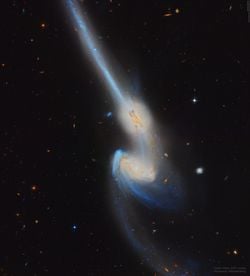 NGC 4676: Fareler Çarpışıyor