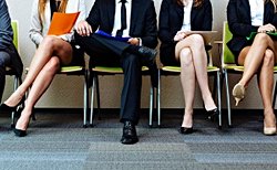 Neden bazen bacak bacak üstüne atarız? Bizi bunu yapmaya iten etkenler nedir?