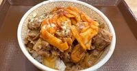 【困惑】すき家の新作「ナポリタン牛丼」はモヤモヤする味 / 異種格闘技戦を期待していたら…