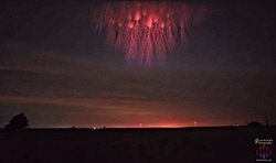 Meksika depremi sırasında veya öncesi/sonrasında görülen korkunç yıldırımlar nasıl oluştu? Bunlar gerçekten yıldırım mı yoksa deprem ışıkları mı?