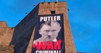 Музей Нарвы повесил на своей стене плакат с изображением Путина и Гитлера и надписью 