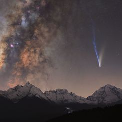 Comet Lemmon and the Milky Way