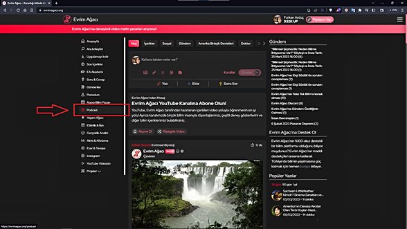Podcast platformuna birden fazla yolla erişebilirsiniz. Tüm bu görsellerde farklı yollarla nasıl erişildiğini ve nasıl indirebileceğinizi göstereceğim. Bu görselde, bilgiayarda iseniz sol kısımdan kırmızı okla işaretlediğim yere basarak ulaşabilirsiniz.