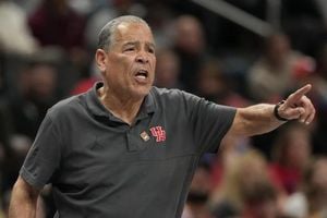 Houston Cougars Aim For NCAA Glory Against SIU-Edwardsville