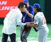 カブスＯＢ　上原浩治氏がストライク始球式　捕手役の今永からサインももらう（デイリースポーツ） - Yahoo!ニュース