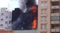 Un incendio devora un edificio en Castelló y provoca una gran alarma en la ciudad