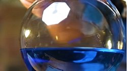 ANINDA RENK DEĞİŞTİREN MAVİ SIVI